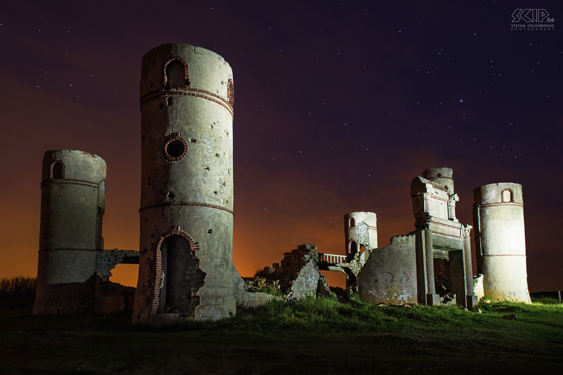 Crozon - Ruines du manoir de Saint-Pol-Roux Nachtfoto met light painting van de ruïnes van het landhuis van Saint-Pol-Roux nabij Camaret-sur-Mer op het Crozon schiereiland in Bretagne. Paul-Pierre Roux, ook wel Saint-Pol-Roux genaamd, was een Franse poëet die een huis kocht aan Pen-Hat dat over de oceaan uitkeek en het verbouwde tot een landhuis in Barokke stijl. Hij werd in 1940 gedood door een Duitse soldaat. Het verlaten huis werd vernield door de bezetter en nu is het landhuis een ruïne. Stefan Cruysberghs